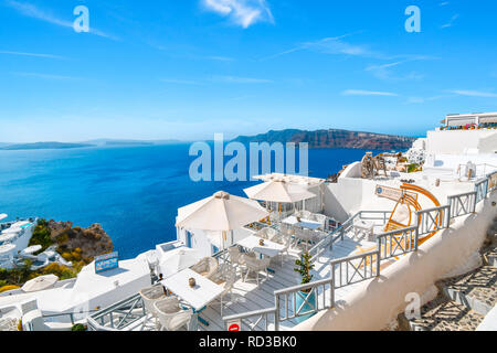 Blick auf das Ägäische Meer und die Caldera von Santorin von einem Hügel in Oia, Griechenland übersehen. Stockfoto