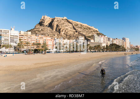 Mann mit Metalldetektor am Strand in Alicante, Spanien, Europa Stockfoto