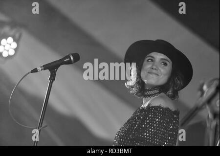 Gebrochene Knochen Matilda auf der Bühne des Bärtigen Theorie Festival 2018 Stockfoto