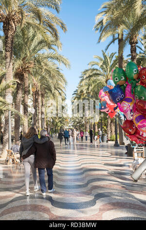 Ein Paar zu Fuß entlang der Promenade in Alicante, Spanien, Europa Stockfoto