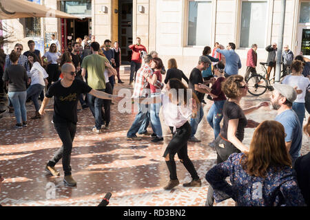 Paare tanzen Lindy Hop auf der Promenade in Alicante, Spanien, Europa Stockfoto