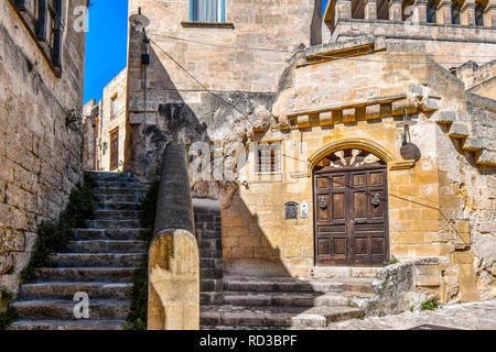 Eine reich verzierte Tür auf eine typische Straße in der antiken Sassi von Matera Italien. Stockfoto