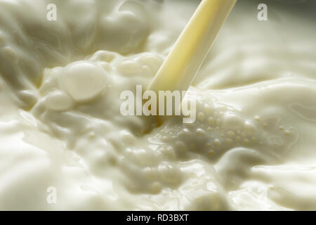Close up 7/8 Bild von Gießen Milch, Studio shot Stockfoto
