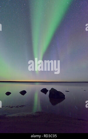 Aurora Borealis (Nordlicht) über Ennadai Lake, Arktis Haven Lodge, Ennadai Lake, Nunavut, Kanada Stockfoto