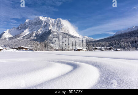 Das Zugspitzmassiv aus dem Tal von Ehrwald in sonnigen Wintertag. Winter Berglandschaft. Stockfoto