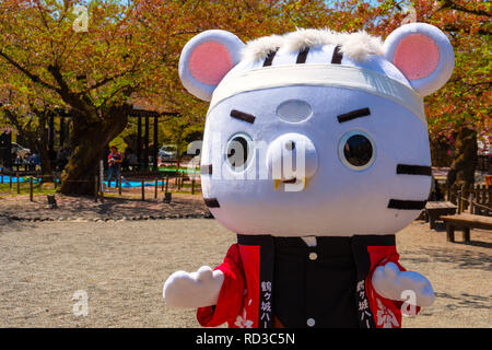 Aizuwakamatsu, Japan - 21 April 2018: Unbekannte japanische Kleider ein 'Byakkotai 'White Tiger Maskottchen am Aizu-Wakamatsu Schloss Stockfoto