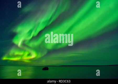 Aurora Borealis (Nordlicht) über Ennadai Lake, Arktis Haven Lodge, Ennadai Lake, Nunavut, Kanada Stockfoto