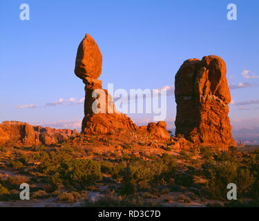 USA, Utah, Arches National Park, Sonnenuntergang auf der Balanced Rock, die von der Erosion von Entrada Sandstein gebildet wird. Stockfoto