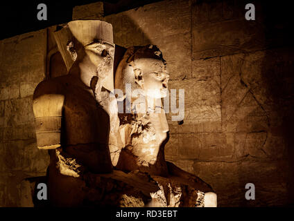 Die Statue von König Tutanchamun und seine Königin im Tempel von Luxor in Luxor (Theben) in Ägypten, bei Nacht beleuchtet Stockfoto