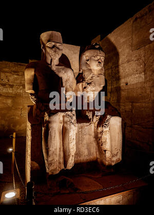 Die Statue von König und seine Königin Tutankamun im Luxor Tempel in Ägypten in der Nacht Stockfoto