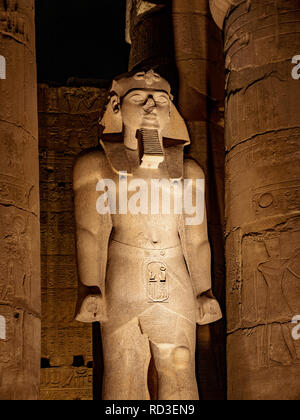 König Ramses II Statue im Tempel von Luxor Ägypten Stockfoto