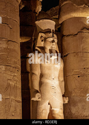 Die Statue des Königs Ramses II. und Ramses der große Tempel von Luxor Ägypten Stockfoto