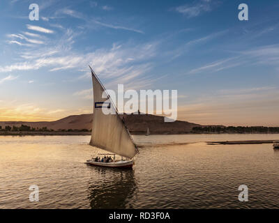 Touristische und lassen Sie sich mit einer Feluke Boot in Luxor Ägypten auf dem Nil. Stockfoto