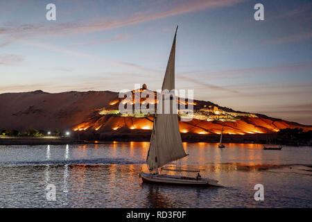 Sonnenuntergang in Assuan in Ägypten mit der Feluke auf dem Nil. Stockfoto