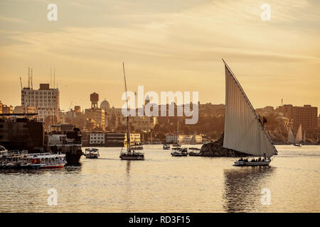 Sonnenuntergang am Nil mit traditionellen Boote bei Luxor Theben Ägypten Stockfoto