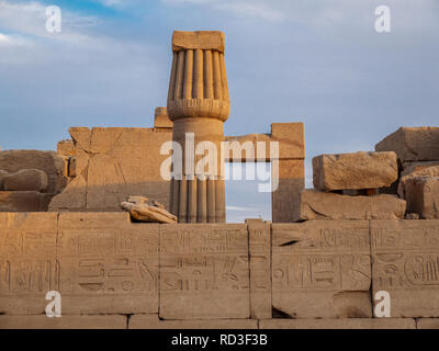 Ruinen und Hieroglyphen aus dem antiken Karnak Tempel in Luxor Stockfoto