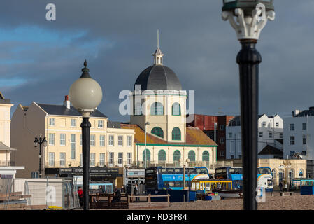 Der Dome Kino direkt an der Küste in Worthing, West Sussex, England. Stockfoto