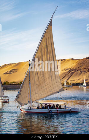 Touristen in einer Feluke auf dem Nil in Luxor, Theben Stockfoto