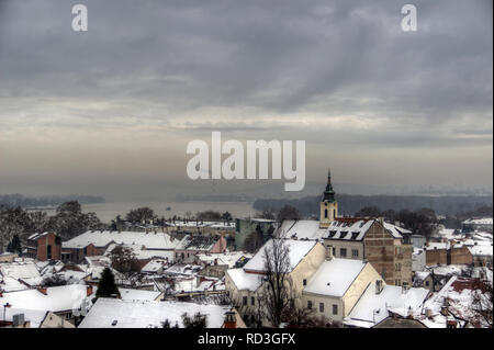 Serbien - Ansicht des Gardos Hügel in der Altstadt von Zemun, eine historische Siedlung am Ufer der Donau in der Stadt Belgrad im Winter Stockfoto