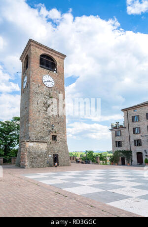 Castelvetro, Italien - 25 April 2017: Tag der Blick auf den Hauptplatz und mittelalterlichen Gebäuden im Castelvetro di Modena, Italien. Castelvetro ist bekannt für seine 6 m Stockfoto