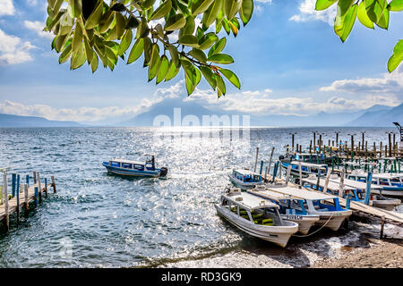 Panajachel, Atitlan See, Guatemala - November 12, 2018: Boote & Stege mit Vulkan San Pedro hinter in Panajachel am Atitlán-See. Stockfoto