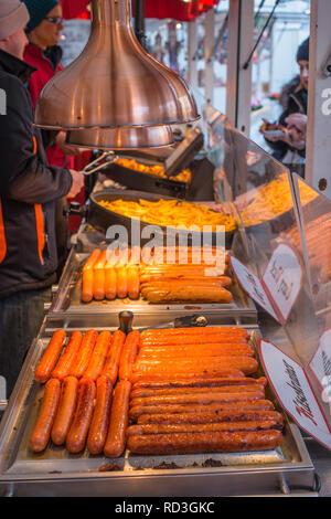 Deutsche Würstchen auf Verkauf an der Straße am Weihnachtsmarkt im Stadtzentrum von Wien, Österreich. Stockfoto