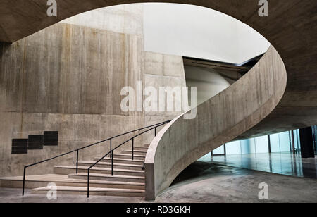 Tate Modern Bankside, London, UK. Eine geschwungene Treppe in den Schalter Haus, die 2016 Galerie Erweiterung durch die Architekten Herzog & de Meuron Stockfoto