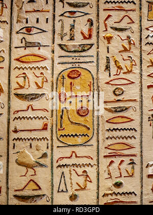 Uralte Hieroglyphen aus dem Tal der Könige in Theben (Luxor) Ägypten Stockfoto