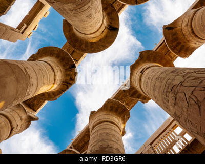 Große hypostyle Halle mit Wolken in den Tempelanlagen von Karnak (Luxor/Theben) Stockfoto