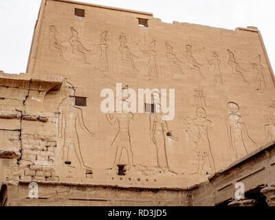 Die dicken Mauern des Tempels von Horus auch als Tempel von Edfu/Idfu bekannt Stockfoto