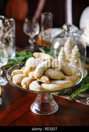 Traditionelle Vanille crescent Cookies auf einen Esstisch an Weihnachten Stockfoto