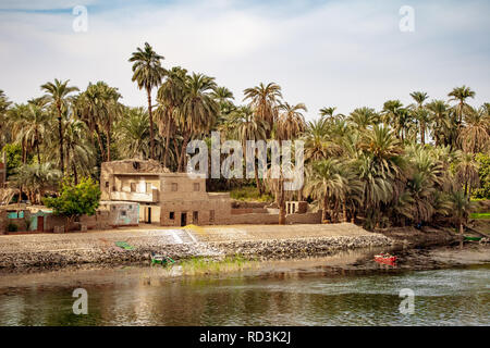 Traditionelle Gehäuse an den Ufern des Nil Luxor Ägypten Stockfoto