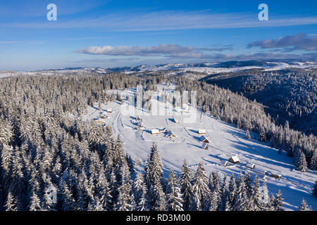 Schnee auf einem abgelegenen Dorf, in den Bergen. Antenne drone Ansicht Stockfoto