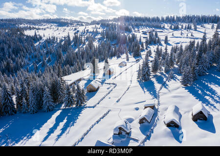 Schnee auf einem abgelegenen Dorf, in den Bergen. Antenne drone Ansicht Stockfoto