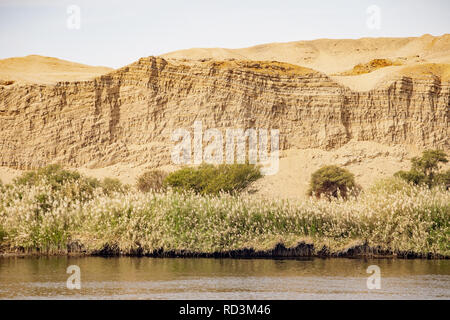 Nil Banken und Vegetation und die Wüste Sahara in der Nähe starten Stockfoto