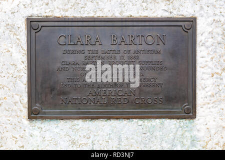 Sharpsburg, MD, USA - 10. April 2016: Die Plakette auf der Granit Denkmal erkennt Clara Barton's Service während der Schlacht von Antietam. Stockfoto