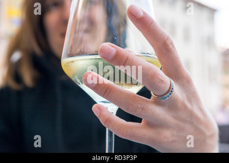 Glückliche Frau feiert die Akzeptanz des Engagements mit einem Glas Wein. Stockfoto