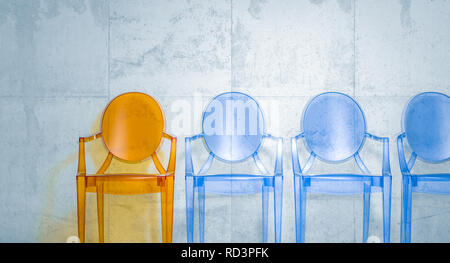 3D-Rendering von Stuhl aus Kunststoff in verschiedenen Farben Stockfoto