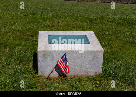 Sharpsburg, MD, Vereinigte Staaten - 10 April, 2016: Die 27. Indiana Volunteer Infantry Denkmal auf dem Antietam Battlefield beinhaltet eine kleine USA-Flagge durch einen v-platziert Stockfoto