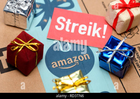 Streik Zeichen und präsentiert auf Amazon Paket, und Geschenke in Amazon-Paket Streik-Schild Stockfoto