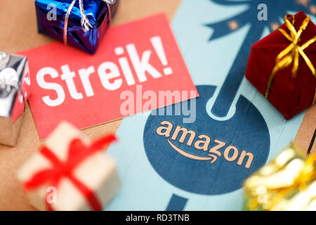 Streik Zeichen und präsentiert auf Amazon Paket, und Geschenke in Amazon-Paket Streik-Schild Stockfoto