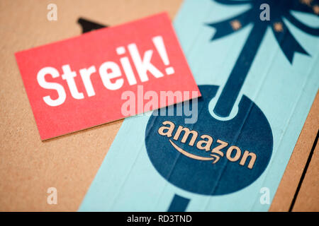 Streik Zeichen auf Amazon Paket, mit Streik-Schild Amazon-Paket Stockfoto