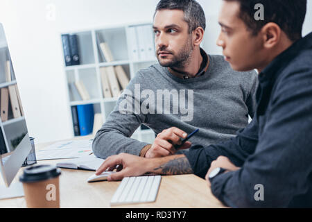 Professionelle Mitarbeiter mit dem Desktop Computer und Arbeiten im Büro Stockfoto