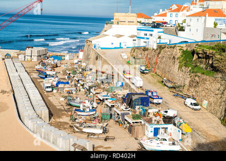 Blick auf ein Fischerboot im Fischereihafen in Ericeira Dorf. Ericeira, Portugal Stockfoto