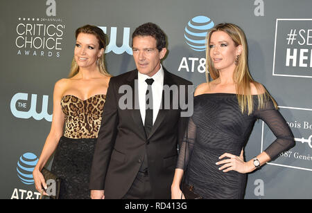 SANTA MONICA, CA - 13. Januar: (L-R) Nicole Kimpel, Antonio Banderas und Barbara Kimpel kommen an der Der 24. jährliche Critics' Choice Awards besucht T Stockfoto