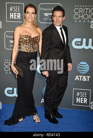 SANTA MONICA, CA - 13. Januar: Nicole Kimpel (L) und Antonio Banderas Ankunft der 24. jährliche Critics' Choice Awards besucht die 24. jährliche Cri Stockfoto