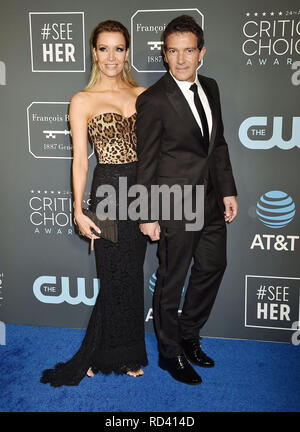 SANTA MONICA, CA - 13. Januar: Nicole Kimpel (L) und Antonio Banderas Ankunft der 24. jährliche Critics' Choice Awards besucht die 24. jährliche Cri Stockfoto