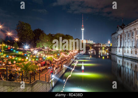 Menschen tanzen im Sommer Strandbar Beach-Party in der Nähe von Spree entlang auf der Museumsinsel mit berühmten TV Turm im Hintergrund bei Nacht, Berlin, Deutschland Stockfoto