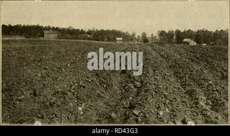 . Elementare Landwirtschaft. Die Landwirtschaft. Bodenbearbeitung und landwirtschaftlichen Maschinen 105. Mit freundlicher Genehmigung US Abt. Landwirtschaft Abb. 55a. Ein Feld in der schlechten Ernte. Pflanzen in solchen cloddy Böden haben eine kleine Chance. Bitte beachten Sie, dass diese Bilder sind von der gescannten Seite Bilder, die digital für die Lesbarkeit verbessert haben mögen - Färbung und Aussehen dieser Abbildungen können nicht perfekt dem Original ähneln. extrahiert. Nida, William Lewis. [Aus dem alten Katalog]. Chicago, A. Flanagan Unternehmen Stockfoto