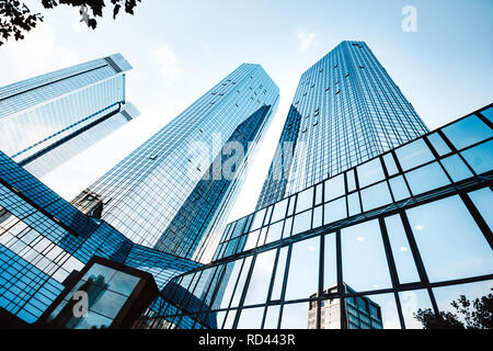 Geringe breite Betrachtungswinkel bis zu modernen Wolkenkratzer im Geschäftsviertel auf der Suche an einem schönen sonnigen Tag mit blauen Himmel und Wolken Stockfoto